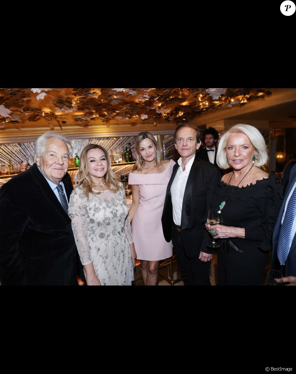 Semi-exclusif - Massimo Gargia, la princesse Maria del Pilar Murat, le professeur Frédéric Saldmann et sa femme Marie, la comtesse Martine de Leseleuc de Kerouara - Dîner de charité de l'association "La princesse Murat" au restaurant "Les jardins du Presbourg" à Paris le 11 avril 2022. "L’association « La Princesse Murat » est une association à but non lucratif dont l’objet est de promouvoir l’accès à la santé, à l’éducation, à la nutrition et aux premiers secours aux femmes et aux enfants en situation de détresse, d’extrême pauvreté, et de risques sanitaires où que ce soit dans le monde. Elle a également pour vocation de promouvoir le développement durable et l'écologie, indispensables pour garantir que toutes formes d'aide soient durables à long terme.© Rachid Bellak/Bestimage