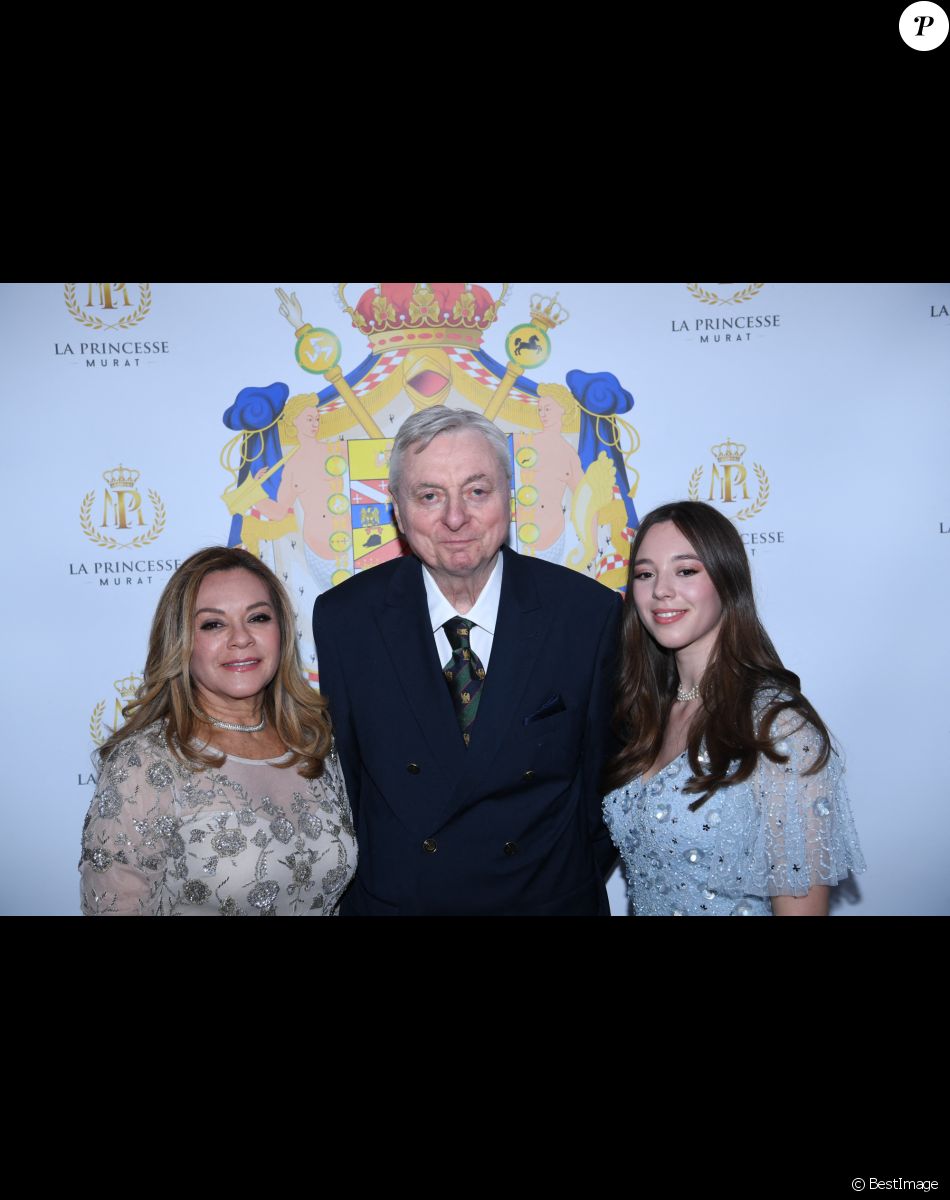 Semi-exclusif - La princesse Maria del Pilar Murat et le prince Joachim Murat avec leur fille Isabel Brun - Dîner de charité de l'association "La princesse Murat" au restaurant "Les jardins du Presbourg" à Paris le 11 avril 2022. "L’association « La Princesse Murat » est une association à but non lucratif dont l’objet est de promouvoir l’accès à la santé, à l’éducation, à la nutrition et aux premiers secours aux femmes et aux enfants en situation de détresse, d’extrême pauvreté, et de risques sanitaires où que ce soit dans le monde. Elle a également pour vocation de promouvoir le développement durable et l'écologie, indispensables pour garantir que toutes formes d'aide soient durables à long terme.© Rachid Bellak/Bestimage