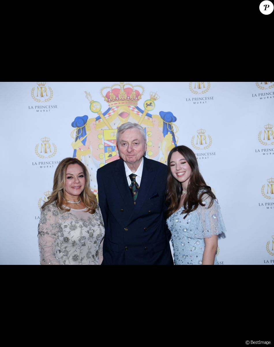 Semi-exclusif - La princesse Maria del Pilar Murat et le prince Joachim Murat avec leur fille Isabel Brun - Dîner de charité de l'association "La princesse Murat" au restaurant "Les jardins du Presbourg" à Paris le 11 avril 2022. "L’association « La Princesse Murat » est une association à but non lucratif dont l’objet est de promouvoir l’accès à la santé, à l’éducation, à la nutrition et aux premiers secours aux femmes et aux enfants en situation de détresse, d’extrême pauvreté, et de risques sanitaires où que ce soit dans le monde. Elle a également pour vocation de promouvoir le développement durable et l'écologie, indispensables pour garantir que toutes formes d'aide soient durables à long terme.© Rachid Bellak/Bestimage