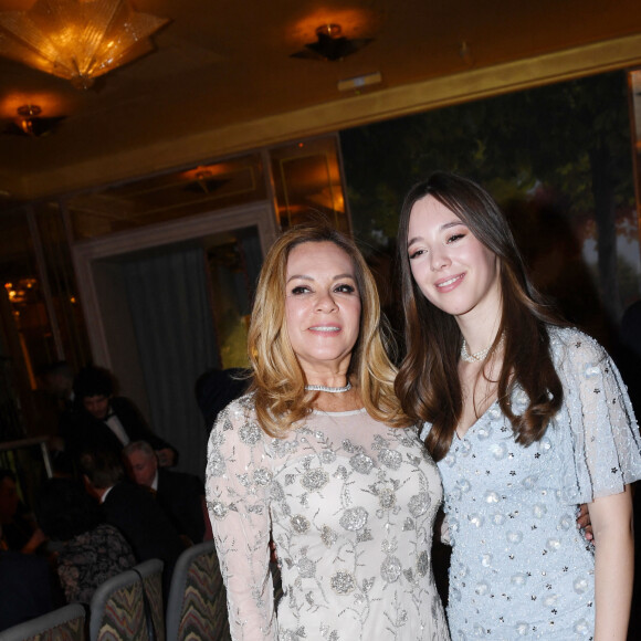 Semi-exclusif - La princesse Maria del Pilar Murat et sa fille Isabel Brun - Dîner de charité de l'association "La princesse Murat" au restaurant "Les jardins du Presbourg" à Paris le 11 avril 2022. "L’association « La Princesse Murat » est une association à but non lucratif dont l’objet est de promouvoir l’accès à la santé, à l’éducation, à la nutrition et aux premiers secours aux femmes et aux enfants en situation de détresse, d’extrême pauvreté, et de risques sanitaires où que ce soit dans le monde. Elle a également pour vocation de promouvoir le développement durable et l'écologie, indispensables pour garantir que toutes formes d'aide soient durables à long terme.© Rachid Bellak/Bestimage