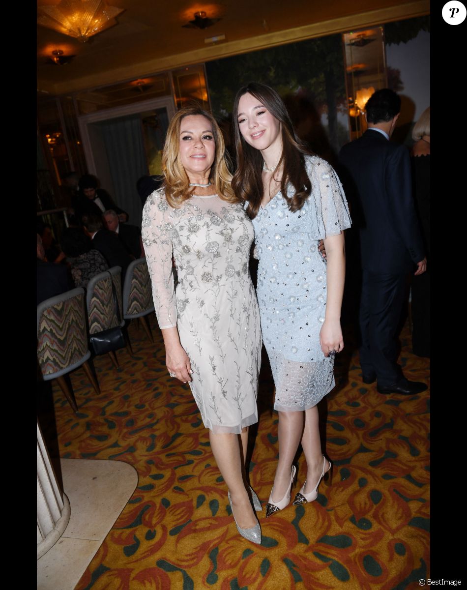Semi-exclusif - La princesse Maria del Pilar Murat et sa fille Isabel Brun - Dîner de charité de l'association "La princesse Murat" au restaurant "Les jardins du Presbourg" à Paris le 11 avril 2022. "L’association « La Princesse Murat » est une association à but non lucratif dont l’objet est de promouvoir l’accès à la santé, à l’éducation, à la nutrition et aux premiers secours aux femmes et aux enfants en situation de détresse, d’extrême pauvreté, et de risques sanitaires où que ce soit dans le monde. Elle a également pour vocation de promouvoir le développement durable et l'écologie, indispensables pour garantir que toutes formes d'aide soient durables à long terme.© Rachid Bellak/Bestimage