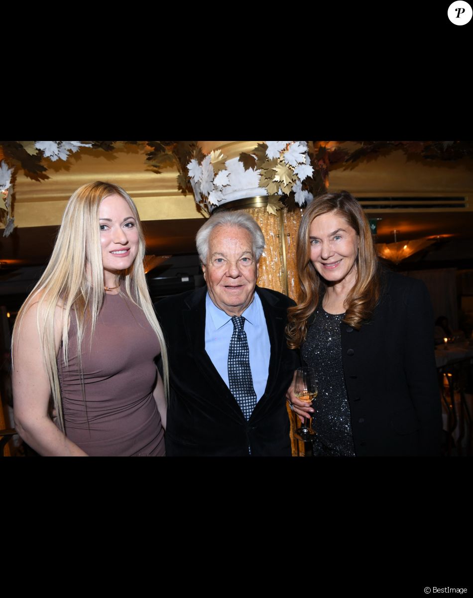 Semi-exclusif - Daria Graybill, Massimo Gargia, Dolorès Mimran - Dîner de charité de l'association "La princesse Murat" au restaurant "Les jardins du Presbourg" à Paris le 11 avril 2022. "L'association " La Princesse Murat " est une association à but non lucratif dont l'objet est de promouvoir l'accès à la santé, à l'éducation, à la nutrition et aux premiers secours aux femmes et aux enfants en situation de détresse, d'extrême pauvreté, et de risques sanitaires où que ce soit dans le monde. Elle a également pour vocation de promouvoir le développement durable et l'écologie, indispensables pour garantir que toutes formes d'aide soient durables à long terme.© Rachid Bellak/Bestimage Semi-exclusive - (No Web - pour suisse et Belgique) - Charity dinner of the association "La princesse Murat" at the restaurant "Les jardins du Presbourg" in Paris on April 11, 2022.
