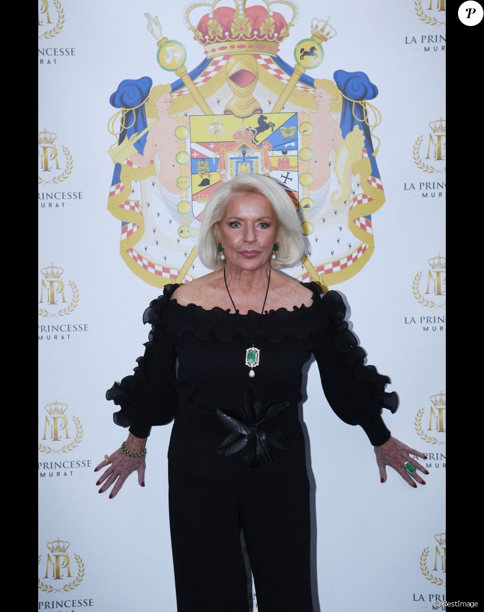 Semi-exclusif - La comtesse Martine de Leseleuc de Kerouara - Dîner de charité de l'association "La princesse Murat" au restaurant "Les jardins du Presbourg" à Paris le 11 avril 2022. "L’association « La Princesse Murat » est une association à but non lucratif dont l’objet est de promouvoir l’accès à la santé, à l’éducation, à la nutrition et aux premiers secours aux femmes et aux enfants en situation de détresse, d’extrême pauvreté, et de risques sanitaires où que ce soit dans le monde. Elle a également pour vocation de promouvoir le développement durable et l'écologie, indispensables pour garantir que toutes formes d'aide soient durables à long terme.© Rachid Bellak/Bestimage Semi-exclusive - (No Web - pour suisse et Belgique) - Charity dinner of the association "La princesse Murat" at the restaurant "Les jardins du Presbourg" in Paris on April 11, 2022.