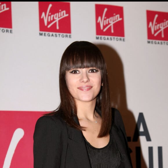 Alizée en dédicace de son nouvel album "Une enfant du siècle" au Virgin des Champs-Elysées à Paris