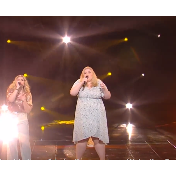 Ambre et Elise de l'équipe de Florent Pagny s'affrontent lors des battles de "The Voice" - Emission du 16 avril 2022, TF1