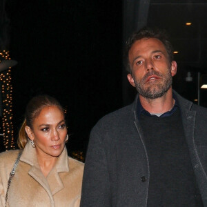 Exclusif - Débordant de tendresse, Jennifer Lopez et son compagnon Ben Affleck vont dîner au restaurant "Spagos" à Beverly Hills en s'enlaçant dans les bras l'un de l'autre. Le 27 novembre 2021. 