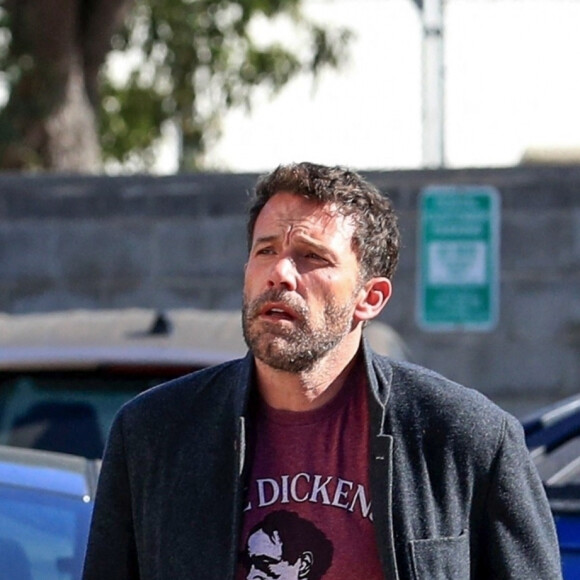 Exclusif - Ben Affleck et sa compagne Jennifer Lopez, main dans la main, arrivent dans un studio d'enregistrement à Los Angeles, le 27 novembre 2021. 
