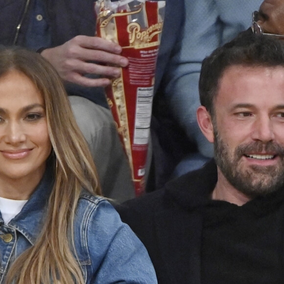 Jennifer Lopez et son compagnon Ben Affleck assistent au match NBA des Lakers de Los Angeles contre les Celtics de Boston au Staples Center de Los Angeles, Californie, Etats-Unis, le 7 décembre 2021. 