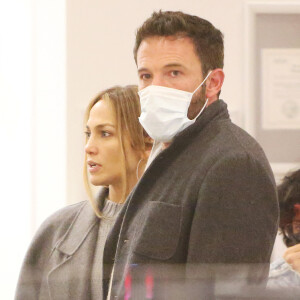 Ben Affleck et sa compagne Jennifer Lopez emmènent la fille de Jennifer, Emme Maribel Muniz acheter de nouvelles lunettes chez Lens Crafters à Westwood, Los Angeles, Californie, Etats-Unis, le 11 décembre 2021. 