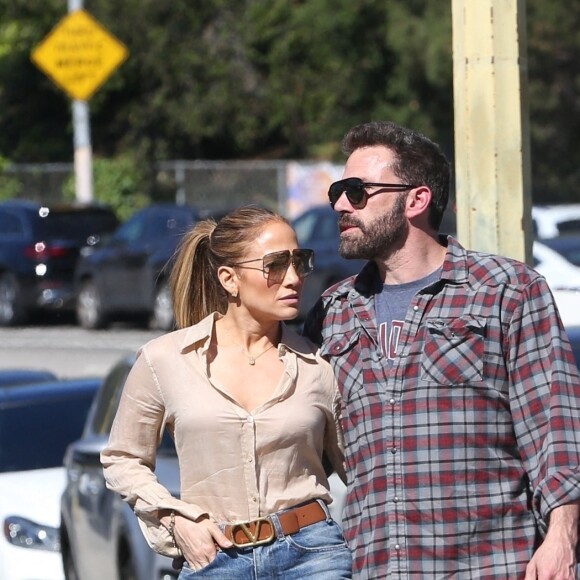 Exclusif - Ben Affleck embrasse sa compagne Jennifer Lopez alors qu'il va va récupérer son fils Samuel à la sortie de l'école à Santa Monica le 24 mars 2022.