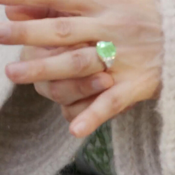 Jennifer Lopez et Ben Affleck sont fiancés : Dans une vidéo adressée à ses fans, Jennifer en larmes a montré sa magnifique bague verte en disant : "Tu es parfaite." le 8 avril 2022. 