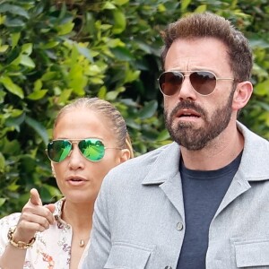 Ben Affleck va récupérer son fils Samuel à la sortie de l'école avec sa compagne Jennifer Lopez à Santa Monica le 31 mars 2022. 