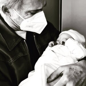La famille Belmondo au grand complet profite du petit dernier, Vahé, né le 10 avril dernier. @ Instagram / Paul Belmondo