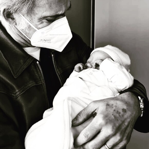 La famille Belmondo au grand complet profite du petit dernier, Vahé, né le 10 avril dernier. @ Instagram / Paul Belmondo