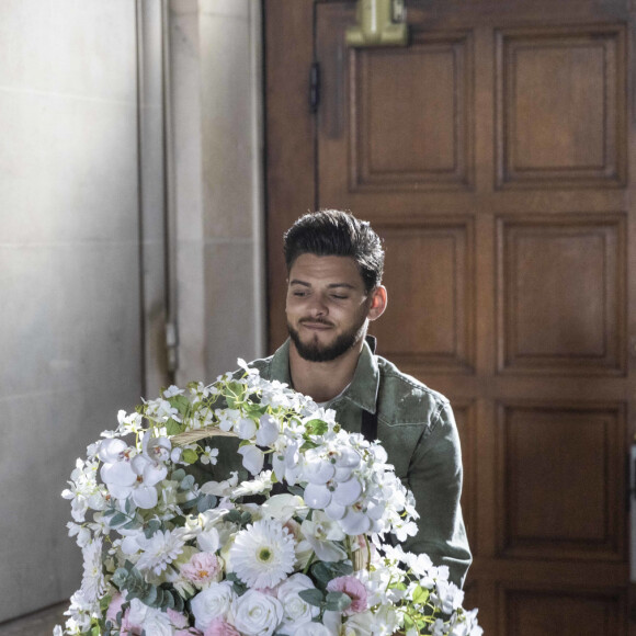 Exclusif - Rayane Bensetti - Séquence "Le concierge de l'immeuble" - Tournage du téléfilm " Ils s'aiment... enfin presque ", qui sera diffusé le lundi 18 avril à 21h10 sur TF1. © Cyril Moreau / Bestimage