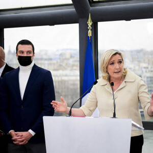 Marine Le Pen, candidate Rassemblement National (RN) à l'élection présidentielle, au côté de Jordan Bardella, présente ses voeux à la presse. Paris, le 26 janvier 2022.