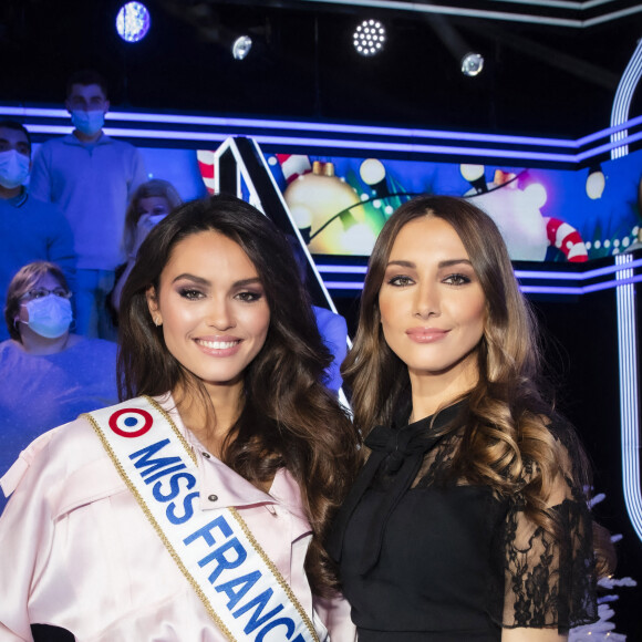 Diane Leyre (Miss France 2022), Delphine Wespiser (Miss France 2012) - Pendant l'émission TPMP (Touche Pas à Mon Poste) présentée en direct par C.Hanouna le 13/12/21 en direct sur C8, Paris le 13 décembre 2021. © Jack Tribeca / Bestimage 