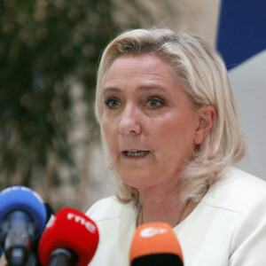 Marine Le Pen, candidate au second tour de l'élection présidentielle, donne une conférence de presse pour présenter son projet de politique internationale à Paris, le 13 avril 2022. Cet événement a notamment été interrompu par une militante du collectif "Ibiza" tandis que des militants de Sos Racisme manifestaient à l'extérieur. 