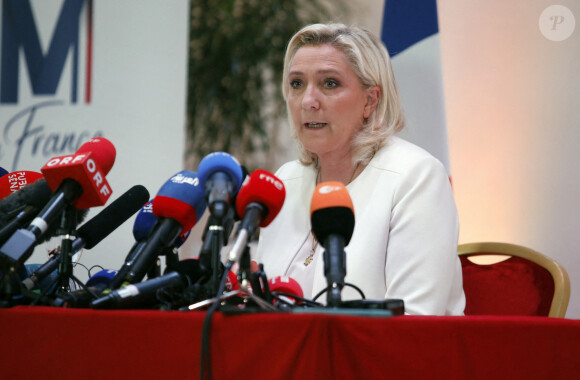 Marine Le Pen, candidate au second tour de l'élection présidentielle, donne une conférence de presse pour présenter son projet de politique internationale à Paris, le 13 avril 2022. Cet événement a notamment été interrompu par une militante du collectif "Ibiza" tandis que des militants de Sos Racisme manifestaient à l'extérieur. 