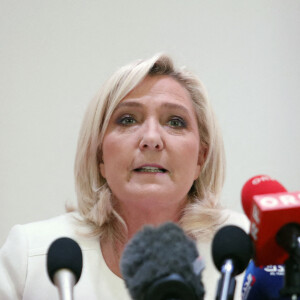 Marine Le Pen, candidate au second tour de l'élection présidentielle, donne une conférence de presse pour présenter son projet de politique internationale à Paris, le 13 avril 2022. 