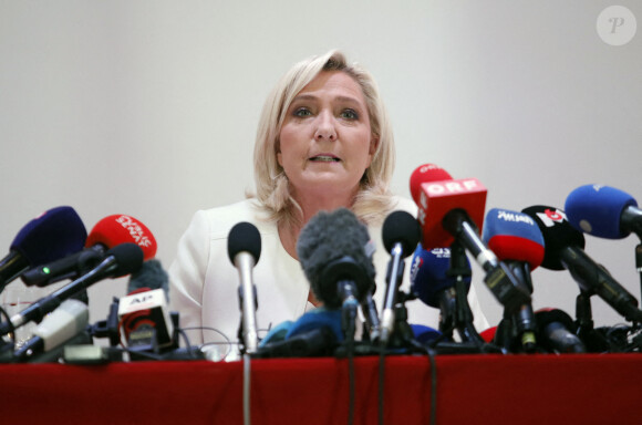 Marine Le Pen, candidate au second tour de l'élection présidentielle, donne une conférence de presse pour présenter son projet de politique internationale à Paris, le 13 avril 2022. 