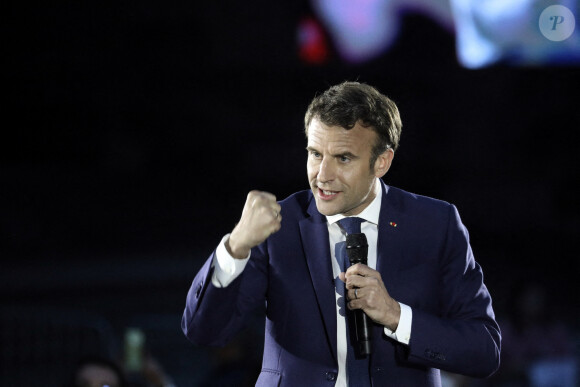 Le président de la République française et candidat du parti centriste La République en marche (LREM) à la réélection, Emmanuel Macron lors d'un rassemblement sur la place du château de Strasbourg, dans l'Est de la France, le 12 avril 2022. © Stéphane Lemouton/Bestimage 