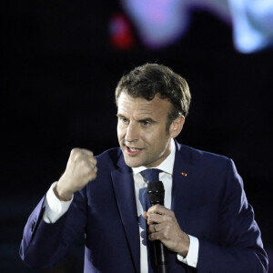 Le président de la République française et candidat du parti centriste La République en marche (LREM) à la réélection, Emmanuel Macron lors d'un rassemblement sur la place du château de Strasbourg, dans l'Est de la France, le 12 avril 2022. © Stéphane Lemouton/Bestimage 
