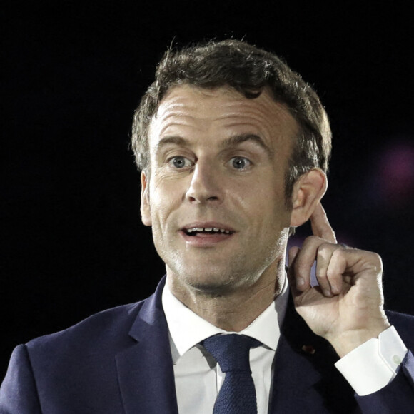 Le président de la République française et candidat du parti centriste La République en marche (LREM) à la réélection, Emmanuel Macron lors d'un rassemblement sur la place du château de Strasbourg, dans l'Est de la France, le 12 avril 2022. © Stéphane Lemouton/Bestimage 