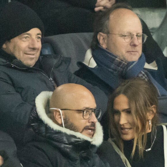 Patrick Bruel, Vitaa (enceinte de son 3ème enfant) et son mari Hicham Bendaoud - People lors de la huitième de finale aller de la Ligue des champions entre le PSG et le Real Madrid au Parc des Princes à Paris le 15 février 2022. © Cyril Moreau/Bestimage