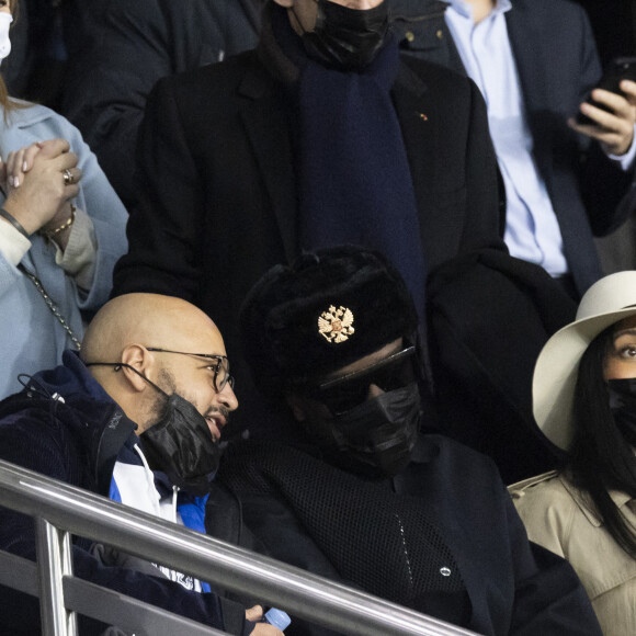 Nicolas Sarkozy, Gims et Hicham Bendaoud - People au match de Ligue 1 Uber Eats "PSG contre Monaco (2-0)" au Parc des Princes à Paris le 12 décembre 2021. © Cyril Moreau/Bestimage 