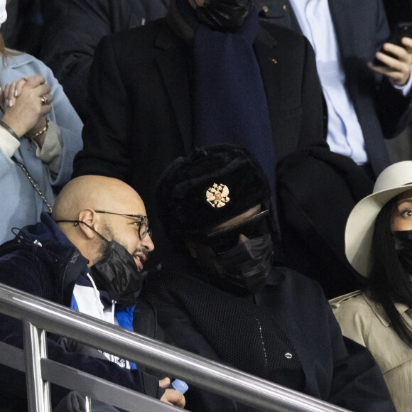 Nicolas Sarkozy, Gims et Hicham Bendaoud - People au match de Ligue 1 Uber Eats "PSG contre Monaco (2-0)" au Parc des Princes à Paris le 12 décembre 2021. © Cyril Moreau/Bestimage 