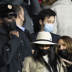 Gims et sa femme Demdem, Vitaa et son mari Hicham Bendaoud - People au match de Ligue 1 Uber Eats "PSG contre Monaco (2-0)" au Parc des Princes à Paris le 12 décembre 2021. © Cyril Moreau/Bestimage 