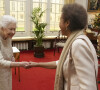 La reine Elisabeth II d'Angleterre remet la médaille d'or de la reine pour la poésie à Grace Nichols lors d'une audience privée au château de Windsor, Royaume Uni, le 16 mars 2022. 