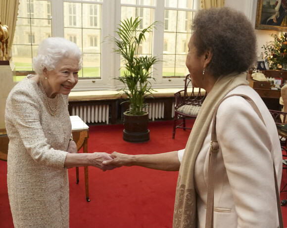 La reine Elisabeth II d'Angleterre remet la médaille d'or de la reine pour la poésie à Grace Nichols lors d'une audience privée au château de Windsor, Royaume Uni, le 16 mars 2022. 
