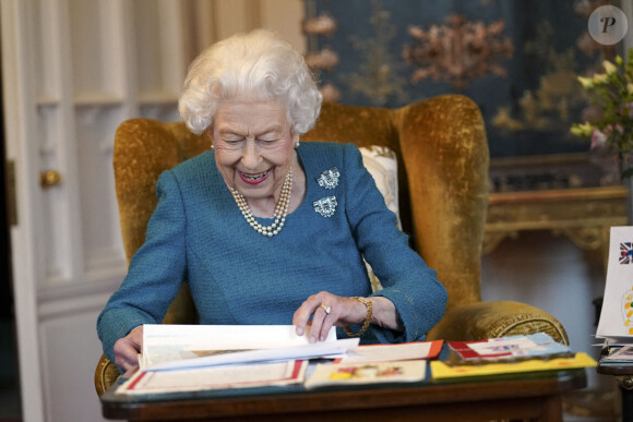 La reine Elisabeth II d'Angleterre va célébrer ce week-end (5-6 Février) son Jubilé de Platine - La reine Elisabeth II voit une exposition de souvenirs de ses jubilés d'or et de platine dans la salle Oak du château de Windsor 