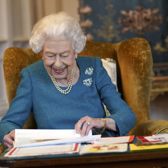 La reine Elisabeth II d'Angleterre va célébrer ce week-end (5-6 Février) son Jubilé de Platine - La reine Elisabeth II voit une exposition de souvenirs de ses jubilés d'or et de platine dans la salle Oak du château de Windsor 