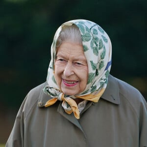 La reine Elisabeth II d'Angleterre lance le début de la saison de plantation officielle du Queen's Green Canopy (QGC) au domaine de Balmoral, Royaume Uni, le 1er octobre 2021. 