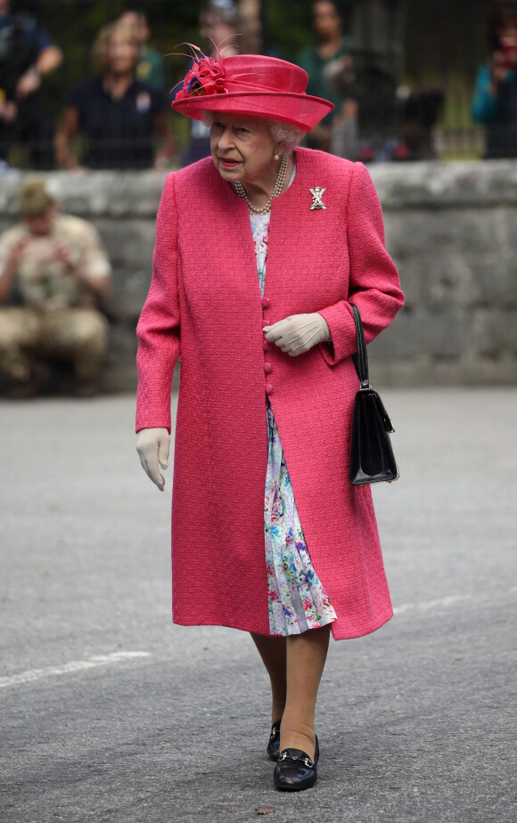 La reine Elisabeth II d'Angleterre passe en revue la garde d'honneur lors de son arrivée au château de Balmoral le 9 août 2021. 