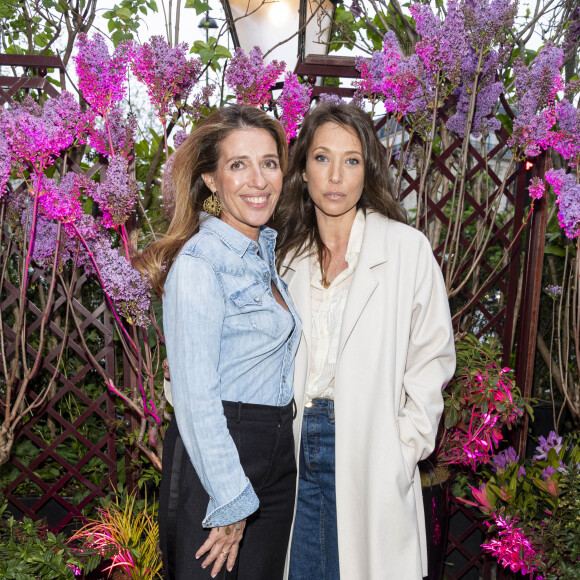 Carole Chrétiennot et Laura Smet - Remise du prix littéraire "La Closerie des Lilas" à la Closerie des Lilas à Paris le 12 avril 2022. © Pierre Perusseau/Bestimage