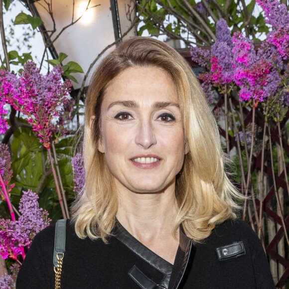 Julie Gayet - Remise du prix littéraire "La Closerie des Lilas" à la Closerie des Lilas à Paris le 12 avril 2022. © Pierre Perusseau/Bestimage