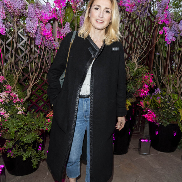 Julie Gayet - Remise du prix littéraire "La Closerie des Lilas" à la Closerie des Lilas à Paris le 12 avril 2022. © Pierre Perusseau/Bestimage