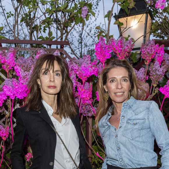 Anne Parillaud et Carole Chrétiennot - Remise du prix littéraire "La Closerie des Lilas" à la Closerie des Lilas à Paris le 12 avril 2022. © Pierre Perusseau/Bestimage