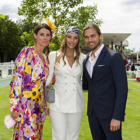 Sophie Thalmann, Camille Cerf et son compagnon Théo Fleury - Prix de Diane Longines à l'hippodrome de Chantilly, le 20 juin 2021. © Pierre Perusseau/Bestimage 