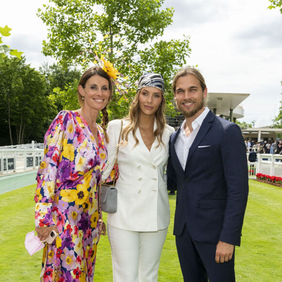Sophie Thalmann, Camille Cerf et son compagnon Théo Fleury - Prix de Diane Longines à l'hippodrome de Chantilly, le 20 juin 2021. © Pierre Perusseau/Bestimage 