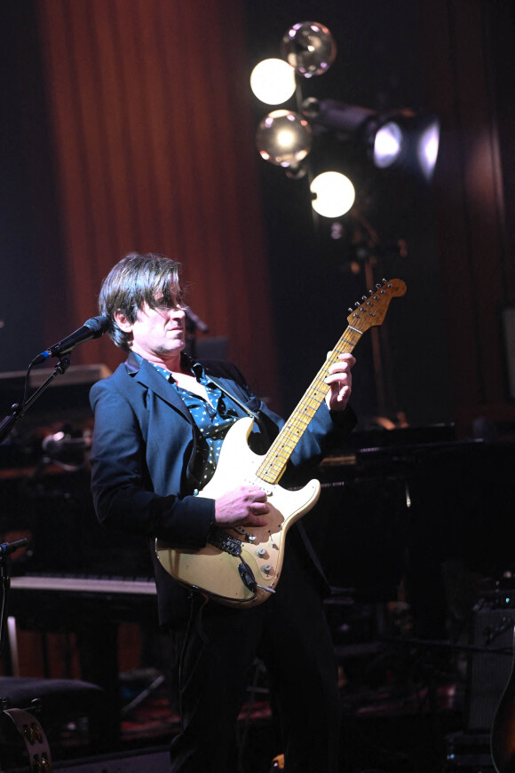 Jacques Dutronc et Thomas Dutronc en showcase de leur tournée "Dutronc & Dutronc" au Centre Evénementiel de Courbevoie le 11 avril 2022. © Coadic Guirec/Bestimage