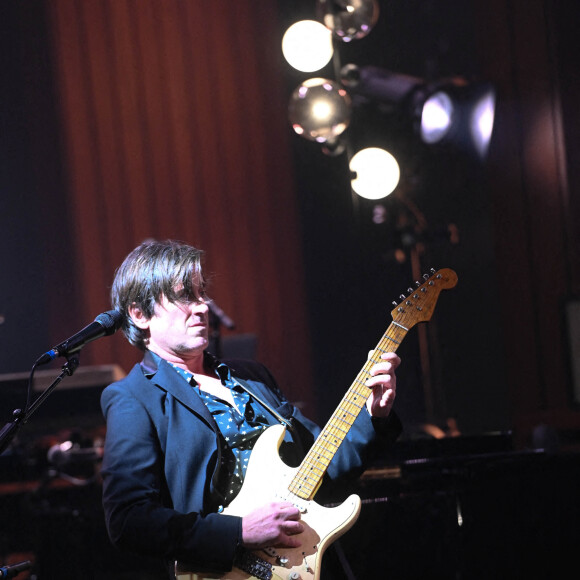 Jacques Dutronc et Thomas Dutronc en showcase de leur tournée "Dutronc & Dutronc" au Centre Evénementiel de Courbevoie le 11 avril 2022. © Coadic Guirec/Bestimage