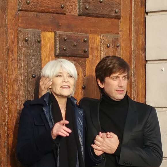 Exclusif - Françoise Hardy et son fils Thomas Dutronc se baladent le long des quais de l'Île Saint-Louis à Paris, France, le 2 novembre 2016.