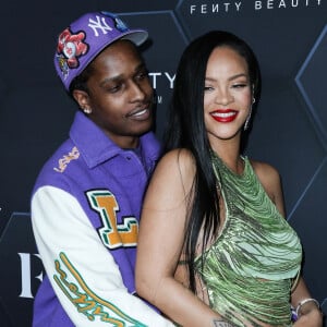 Rihanna (enceinte) et son compagnon ASAP Rocky au photocall "Fenty Beauty et Fenty Skin" à Los Angeles.
