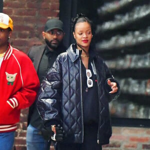 Rihanna fait du shopping chez Flight Club à New York City, New York, Etats-Unis, le 2 décembre 2021. 