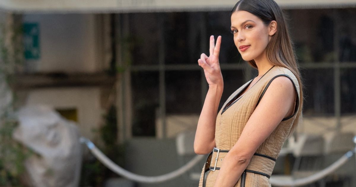 Iris Mittenaere sexy à Coachella : fesses nues et cheveux roses, elle ose un look très « futuriste » Iris Mittenaere sexy à Coachella : fesses nues et cheveux roses, elle ose un look très « futuriste »